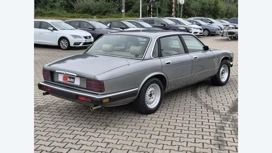 JAGUAR XJ -