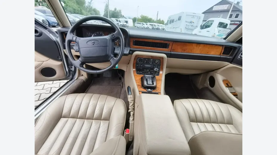 JAGUAR XJ -