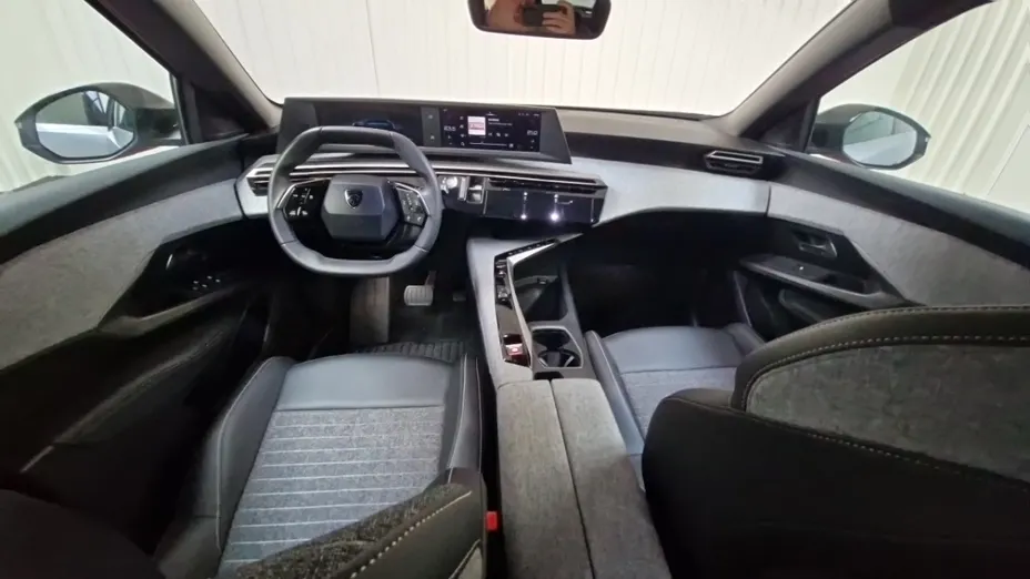 PEUGEOT 5008 -