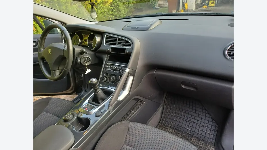 PEUGEOT 3008 -
