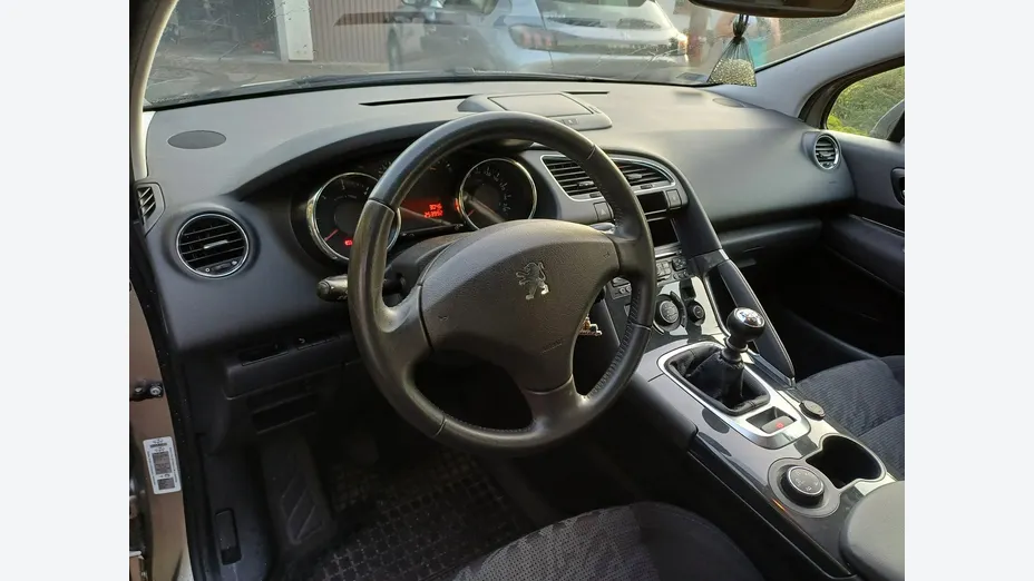 PEUGEOT 3008 -