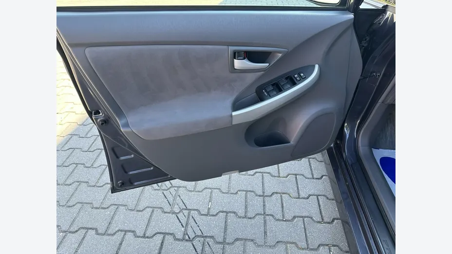 TOYOTA Prius -
