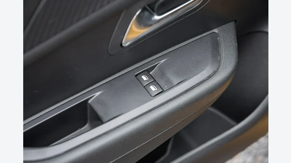PEUGEOT 208 -