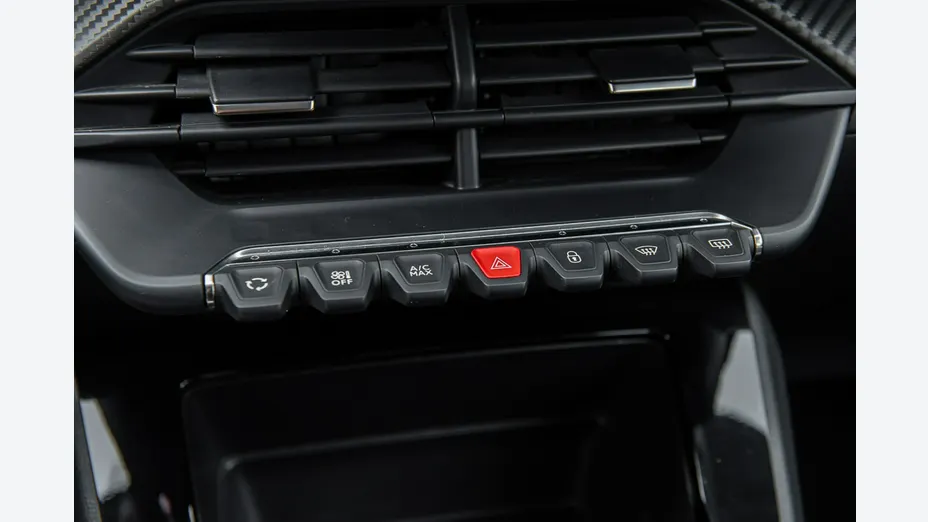 PEUGEOT 208 -