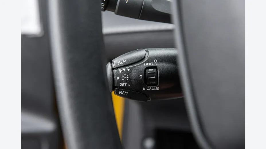 PEUGEOT 208 -