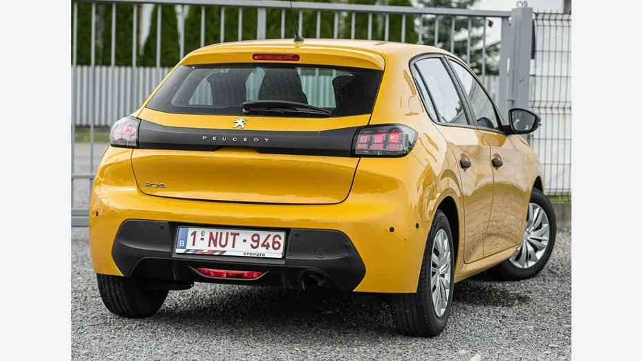 PEUGEOT 208 -