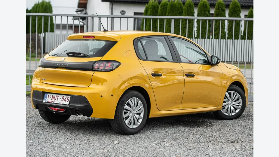 PEUGEOT 208 -