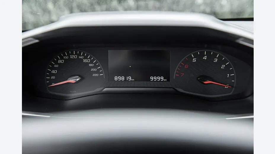 PEUGEOT 208 -