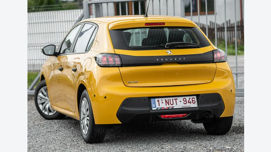 PEUGEOT 208 -