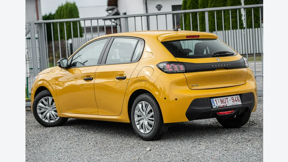PEUGEOT 208 -