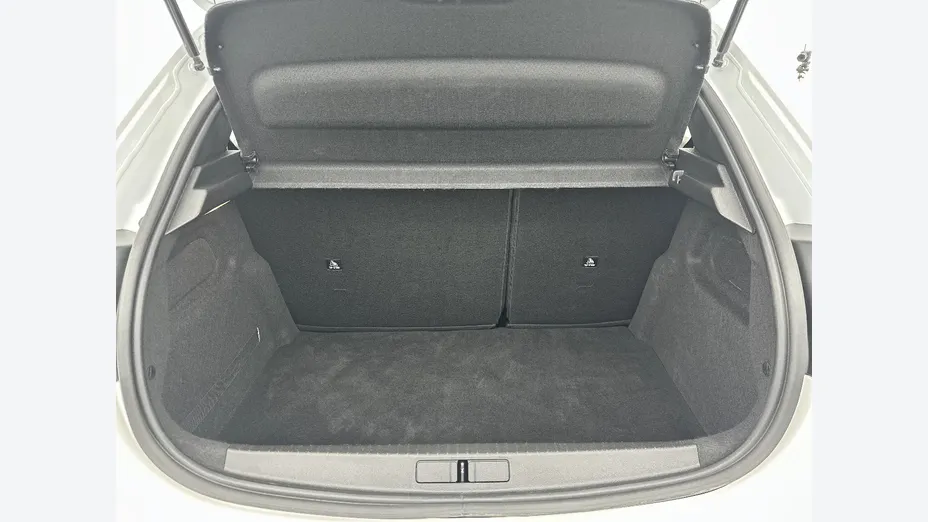 PEUGEOT 208 -