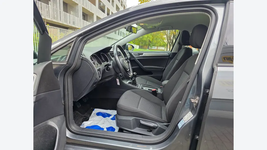 VOLKSWAGEN Golf -