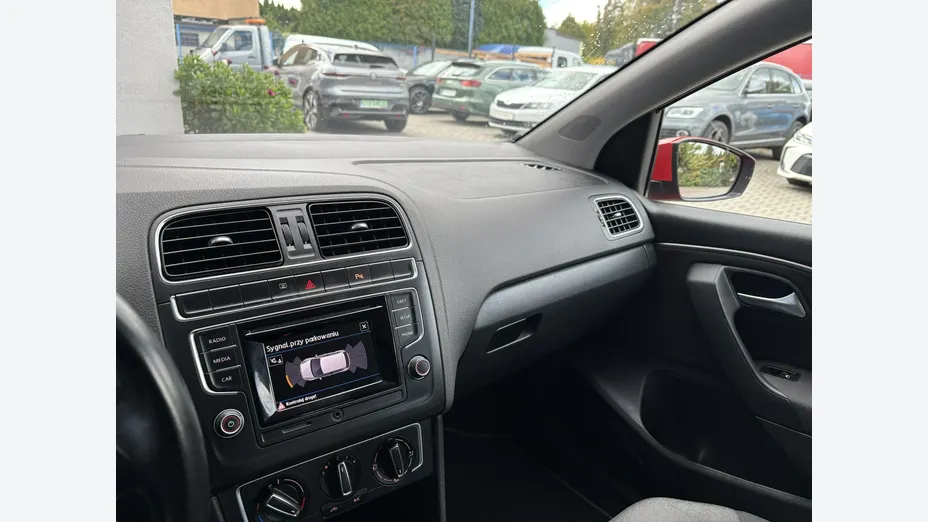 VOLKSWAGEN Polo -