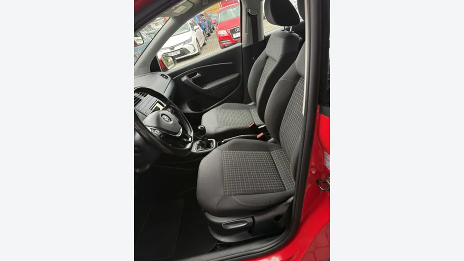 VOLKSWAGEN Polo -