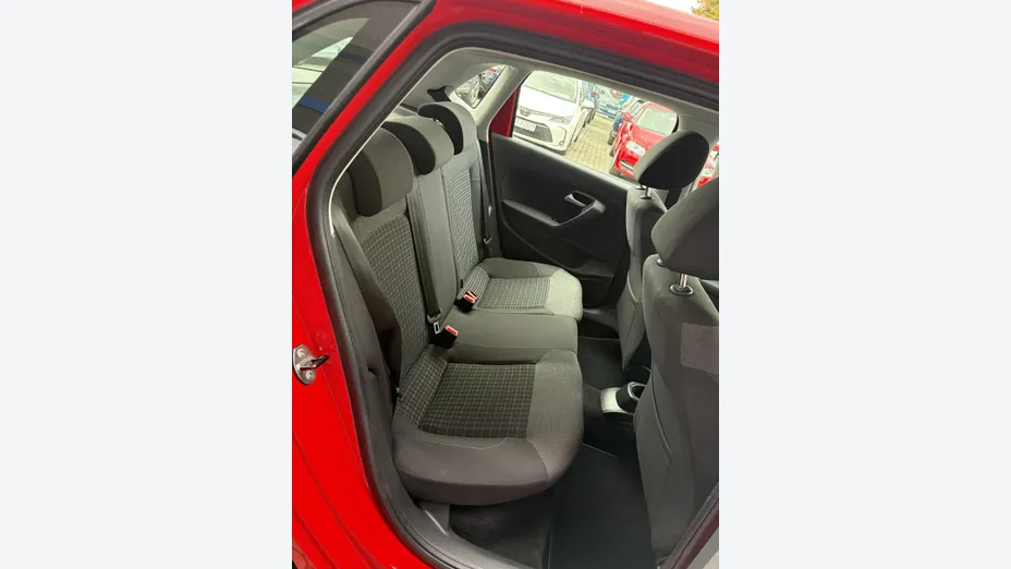 VOLKSWAGEN Polo -