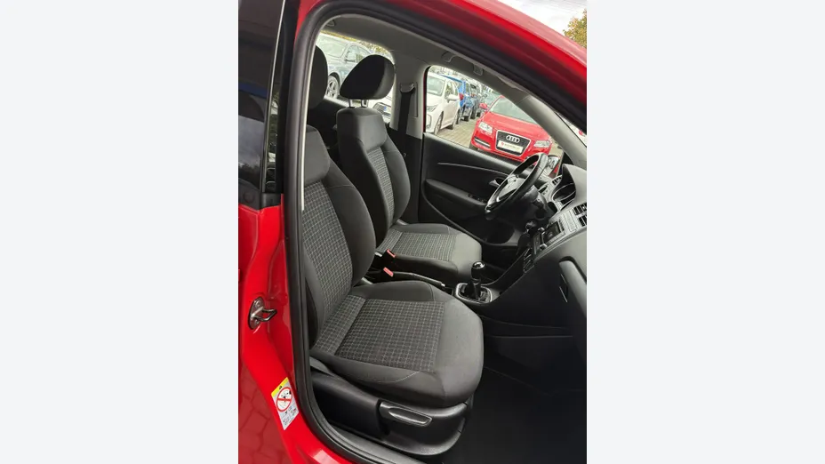 VOLKSWAGEN Polo -