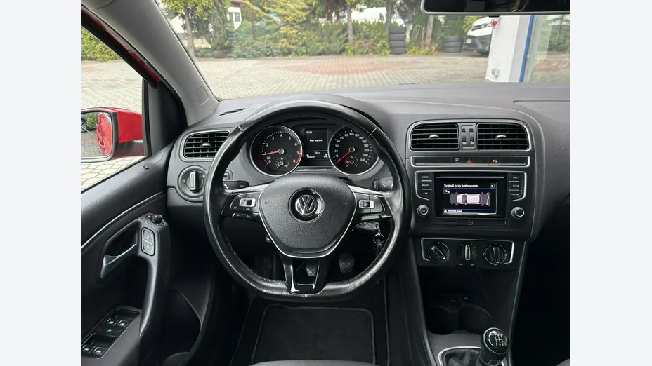 VOLKSWAGEN Polo -