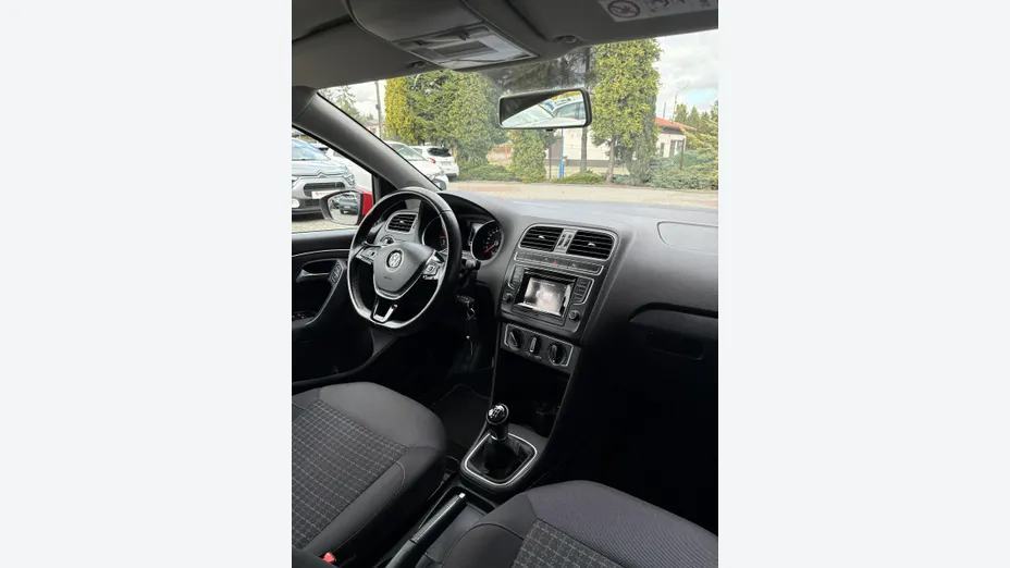 VOLKSWAGEN Polo -