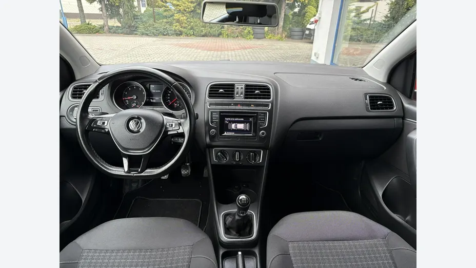 VOLKSWAGEN Polo -