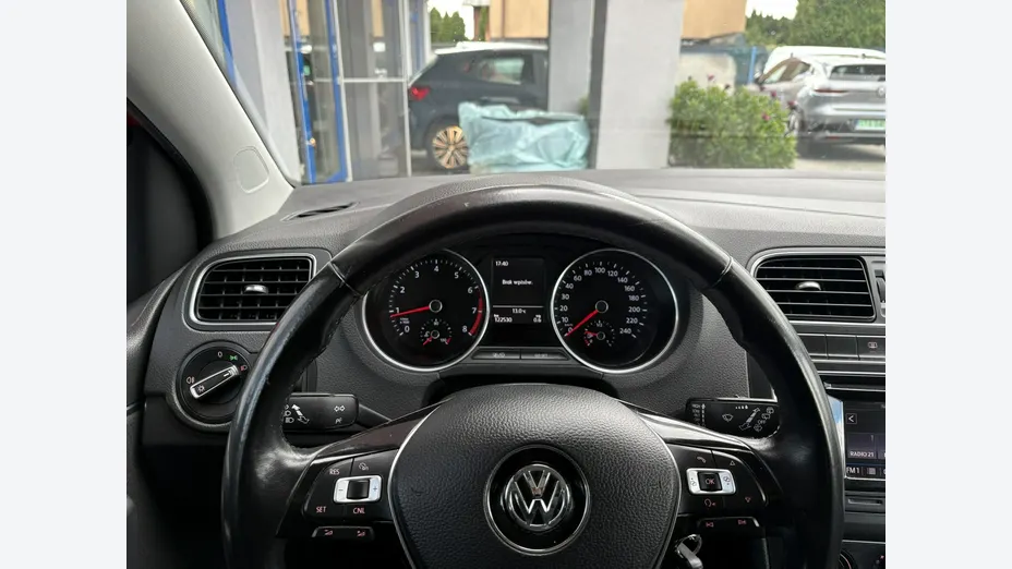 VOLKSWAGEN Polo -