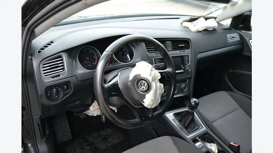 VOLKSWAGEN Golf -