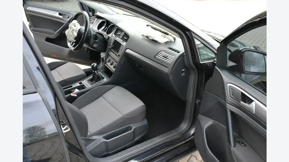 VOLKSWAGEN Golf -