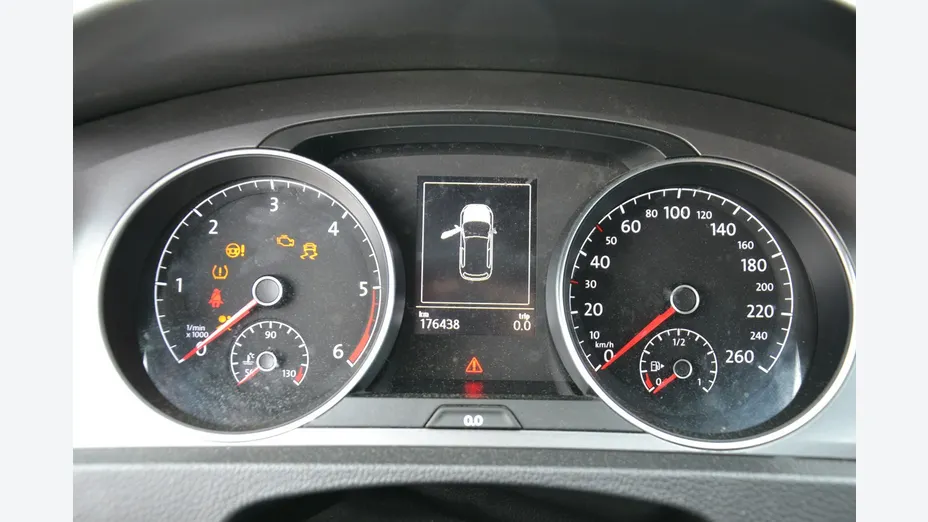 VOLKSWAGEN Golf -