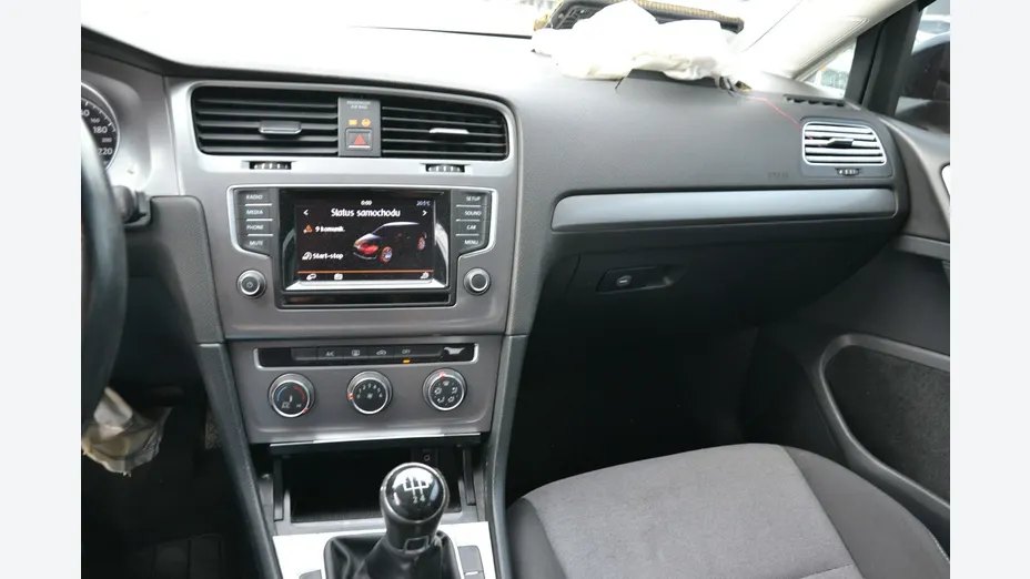 VOLKSWAGEN Golf -