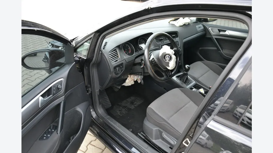 VOLKSWAGEN Golf -