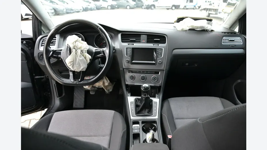 VOLKSWAGEN Golf -