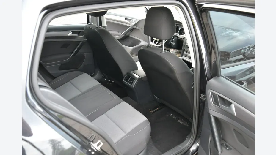 VOLKSWAGEN Golf -