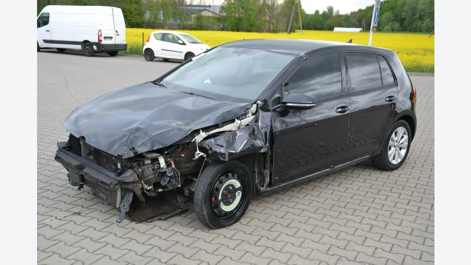 VOLKSWAGEN Golf -