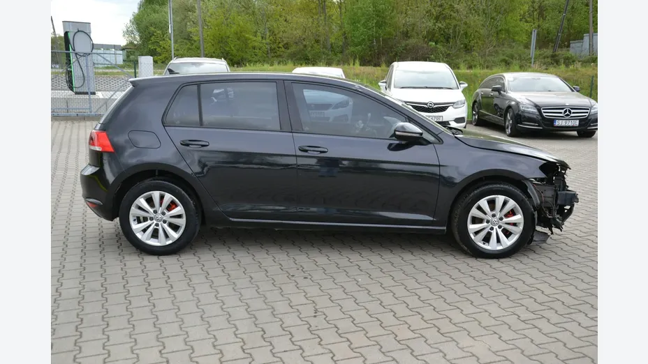 VOLKSWAGEN Golf -