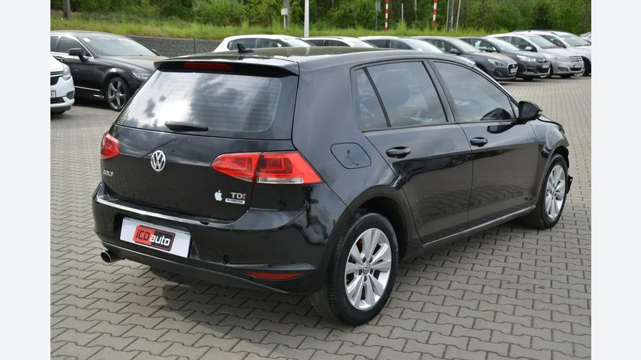 VOLKSWAGEN Golf -