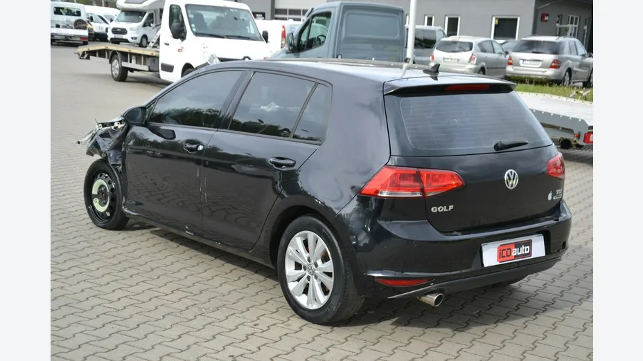VOLKSWAGEN Golf -