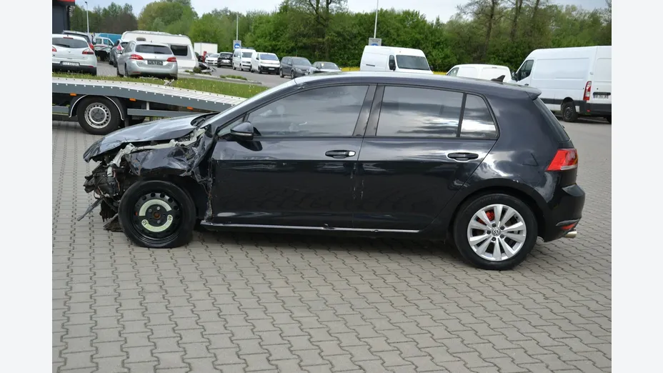 VOLKSWAGEN Golf -