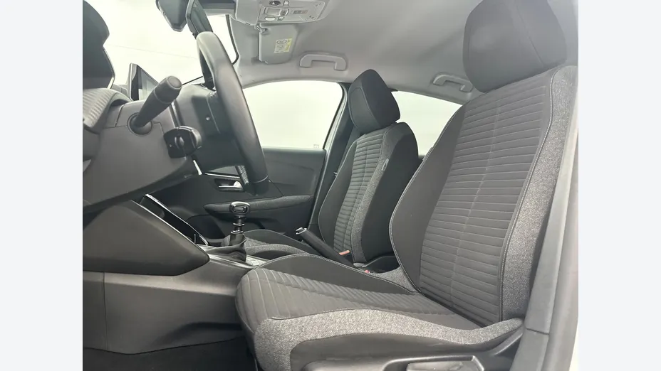 PEUGEOT 208 -