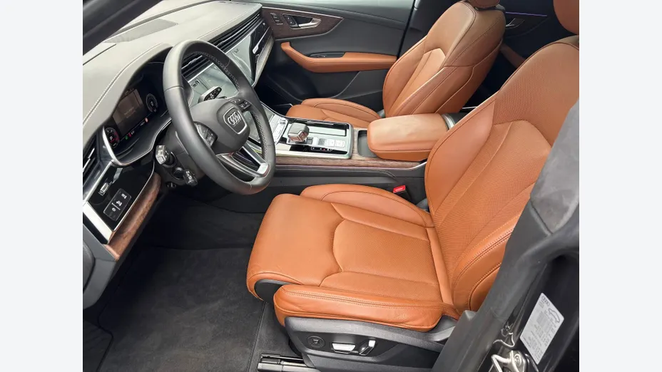 AUDI Q8 -