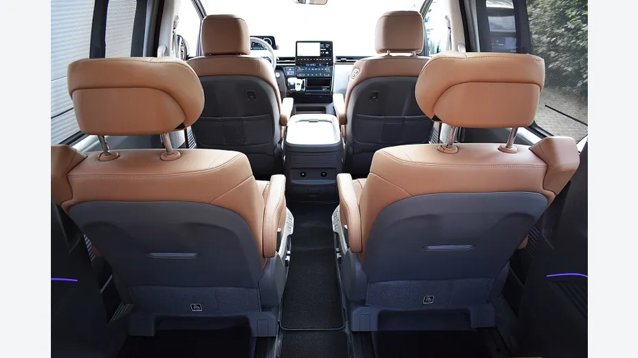 HYUNDAI Staria Staria 1.6 T-GDI HEV Luxury aut