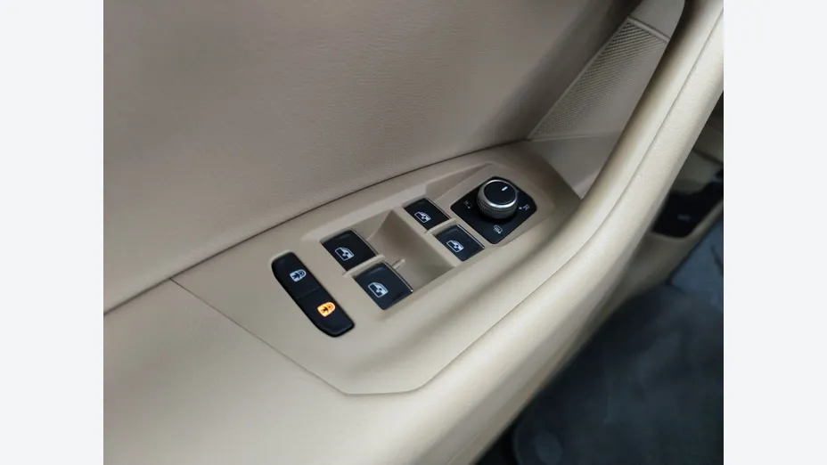 VOLKSWAGEN Touareg -