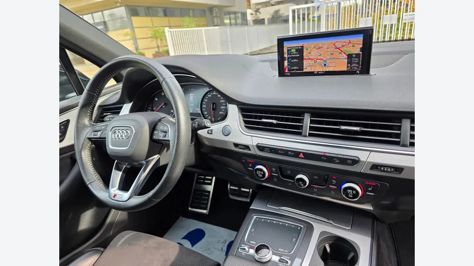AUDI Q7 -