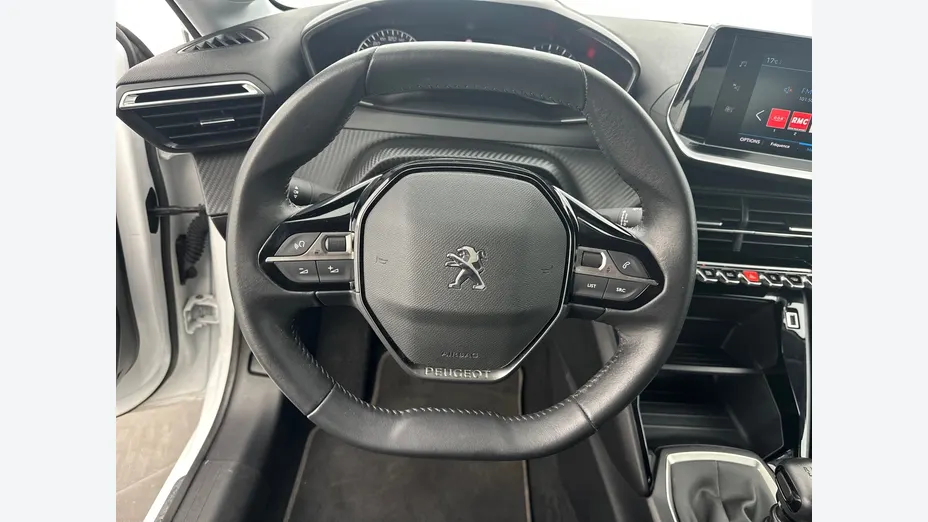 PEUGEOT 208 -