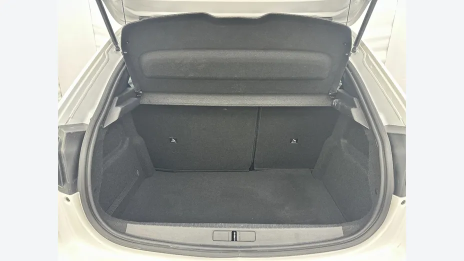 PEUGEOT 208 -