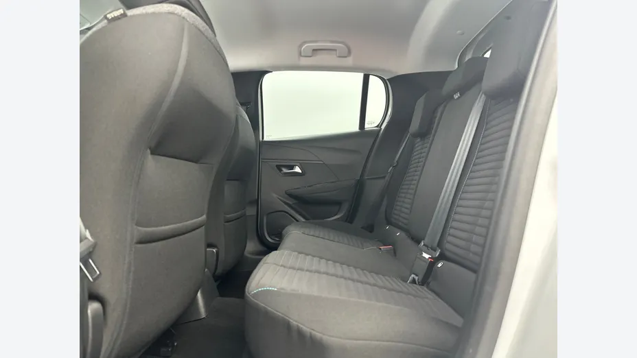 PEUGEOT 208 -