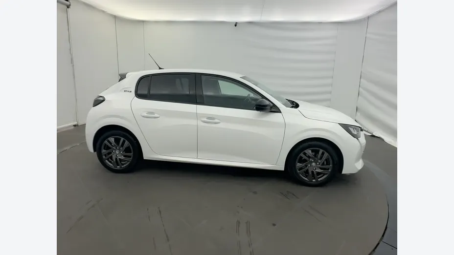 PEUGEOT 208 -
