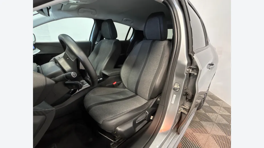 PEUGEOT 208 -