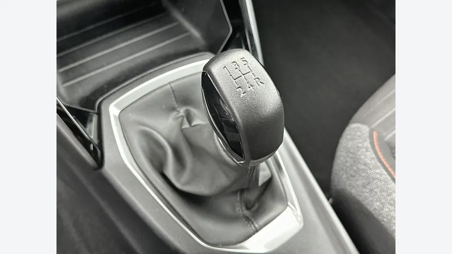 PEUGEOT 208 -