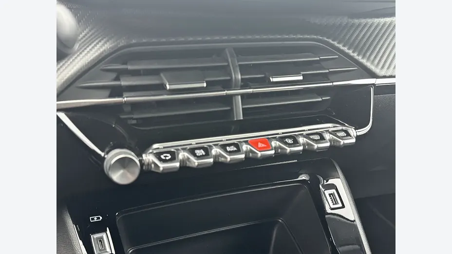 PEUGEOT 208 -
