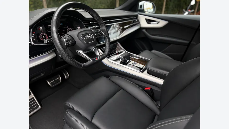 AUDI Q8 -