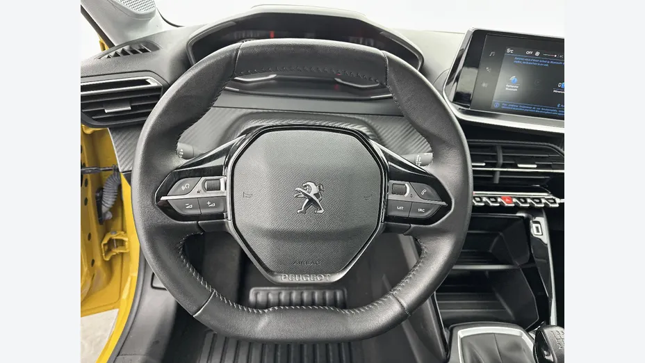 PEUGEOT 208 -